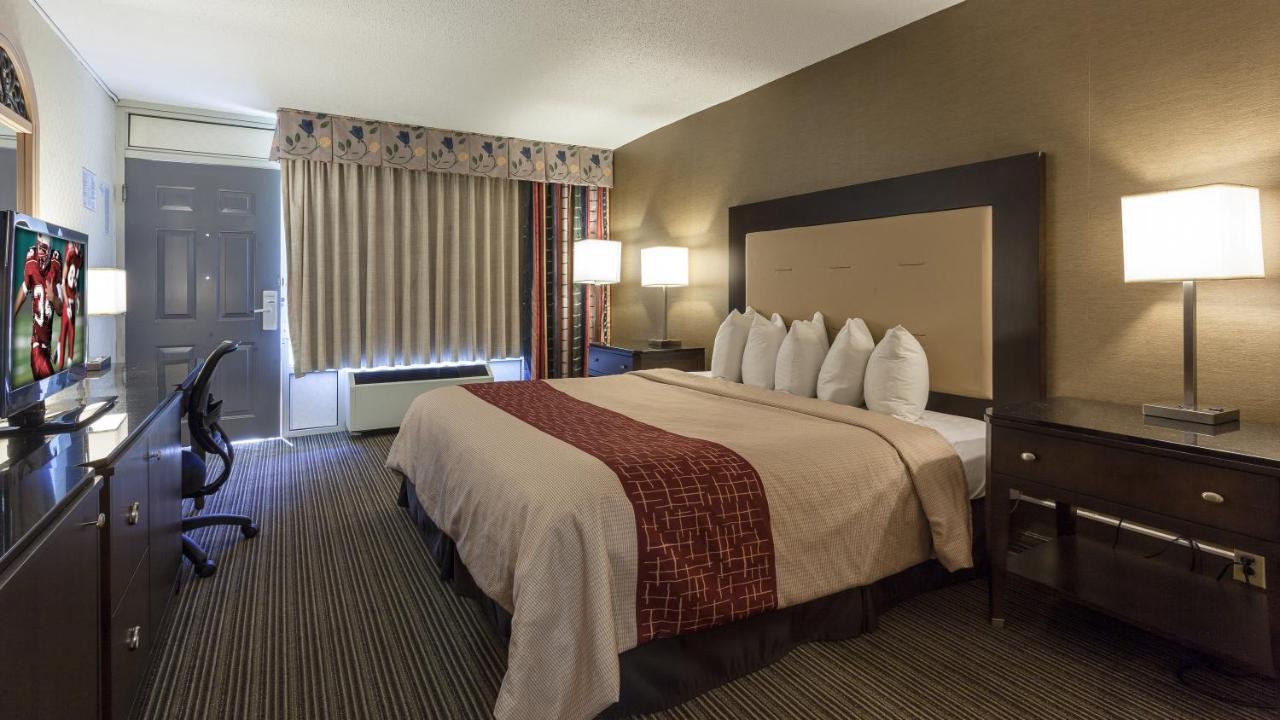 Red Roof Inn & Suites Dekalb Buitenkant foto