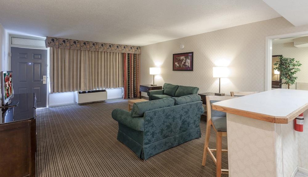Red Roof Inn & Suites Dekalb Buitenkant foto