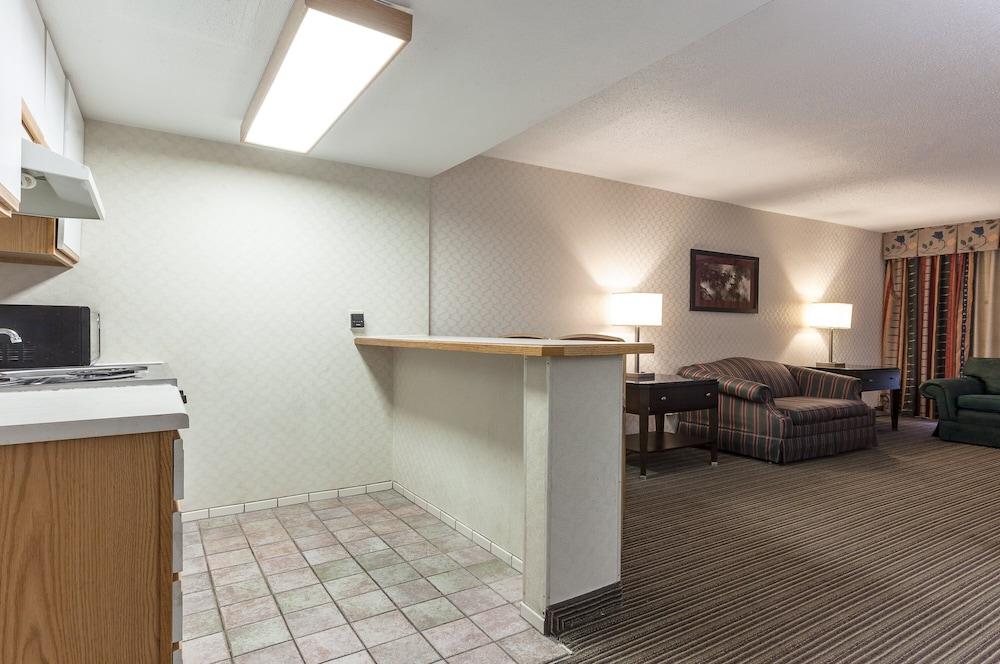 Red Roof Inn & Suites Dekalb Buitenkant foto