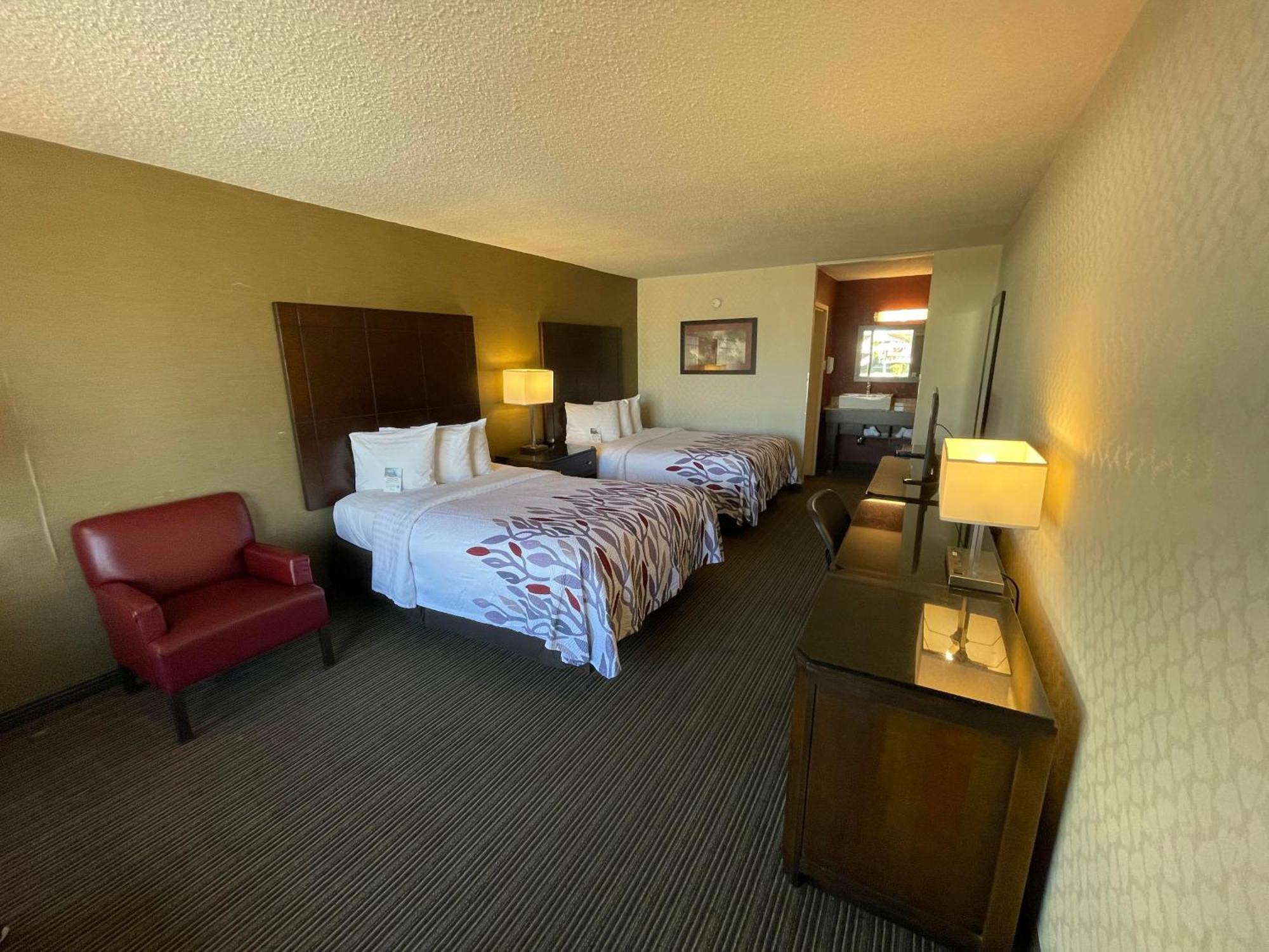 Red Roof Inn & Suites Dekalb Buitenkant foto