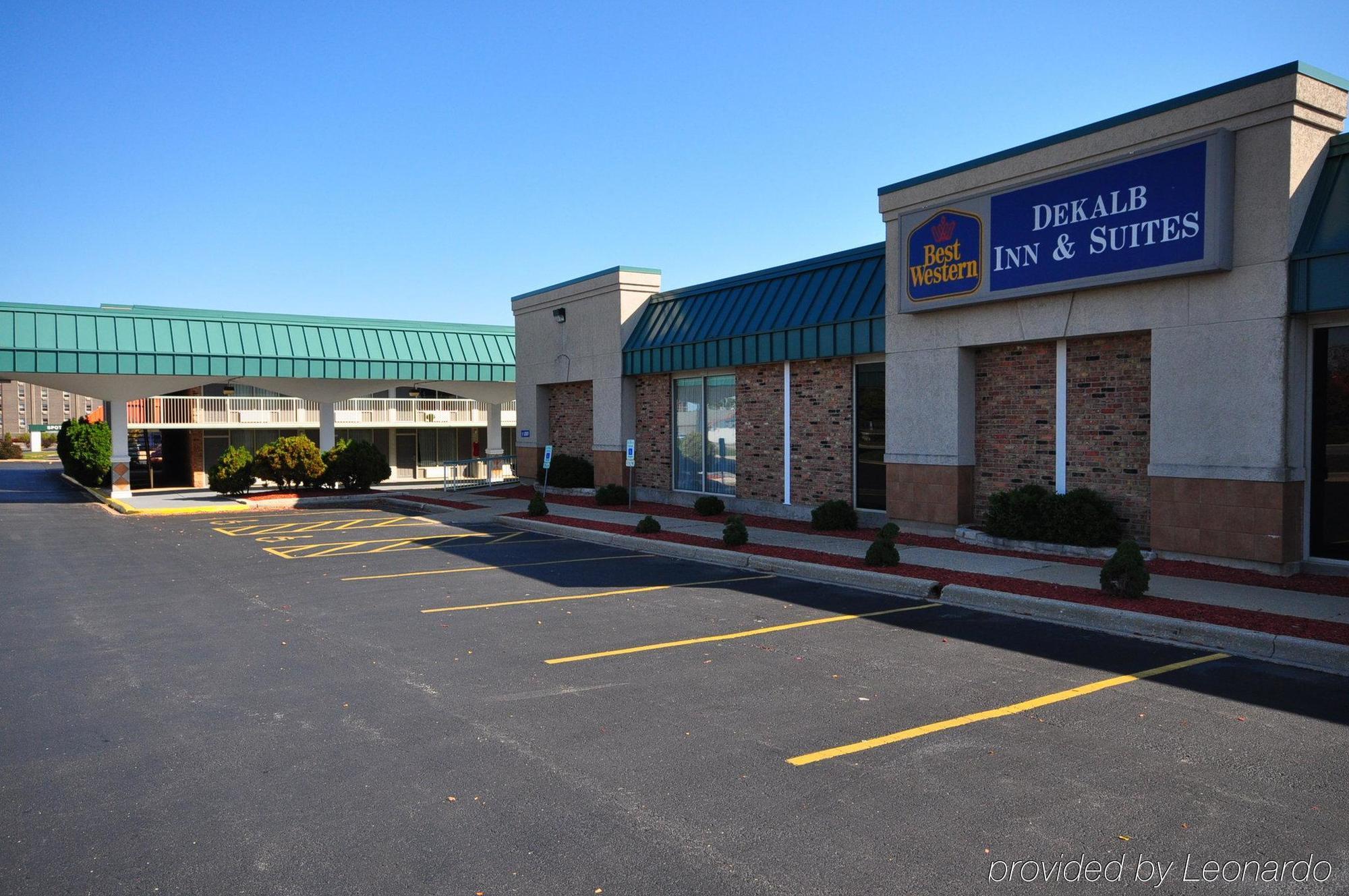 Red Roof Inn & Suites Dekalb Buitenkant foto