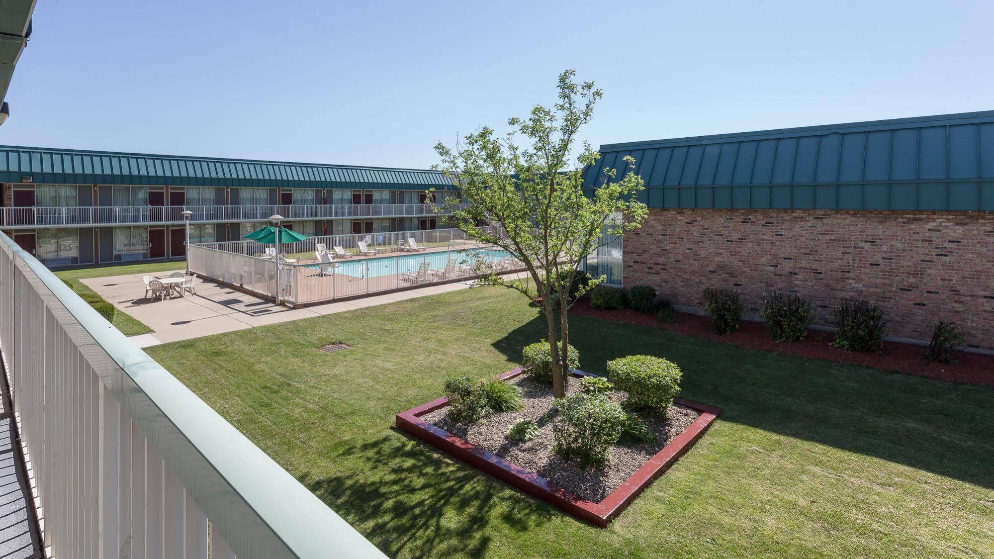 Red Roof Inn & Suites Dekalb Buitenkant foto