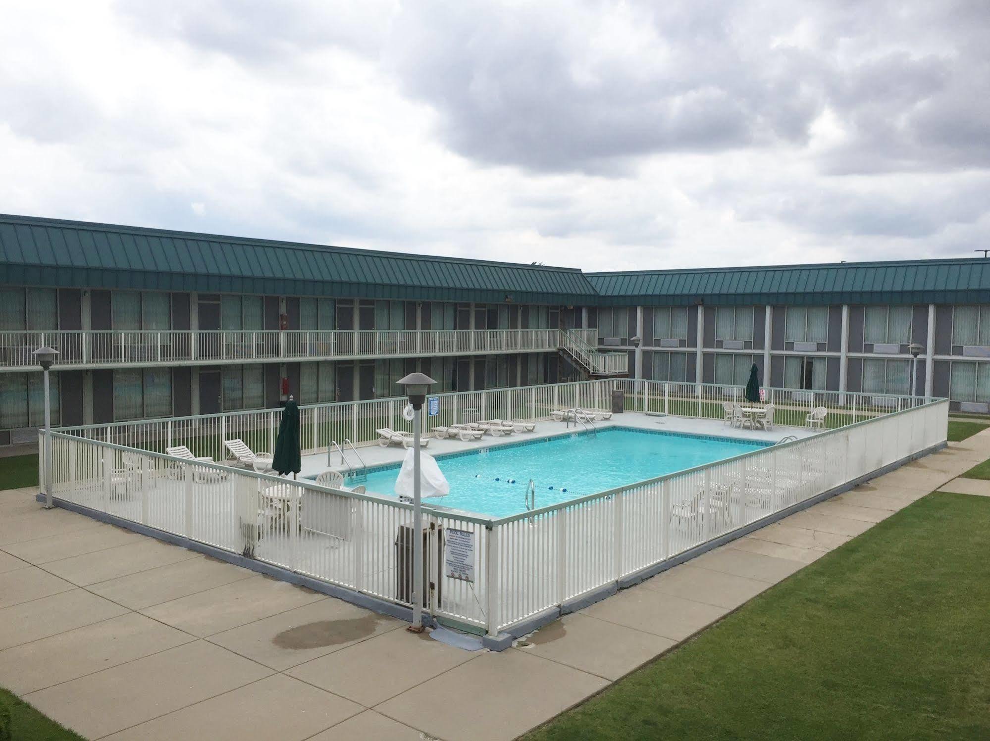 Red Roof Inn & Suites Dekalb Buitenkant foto