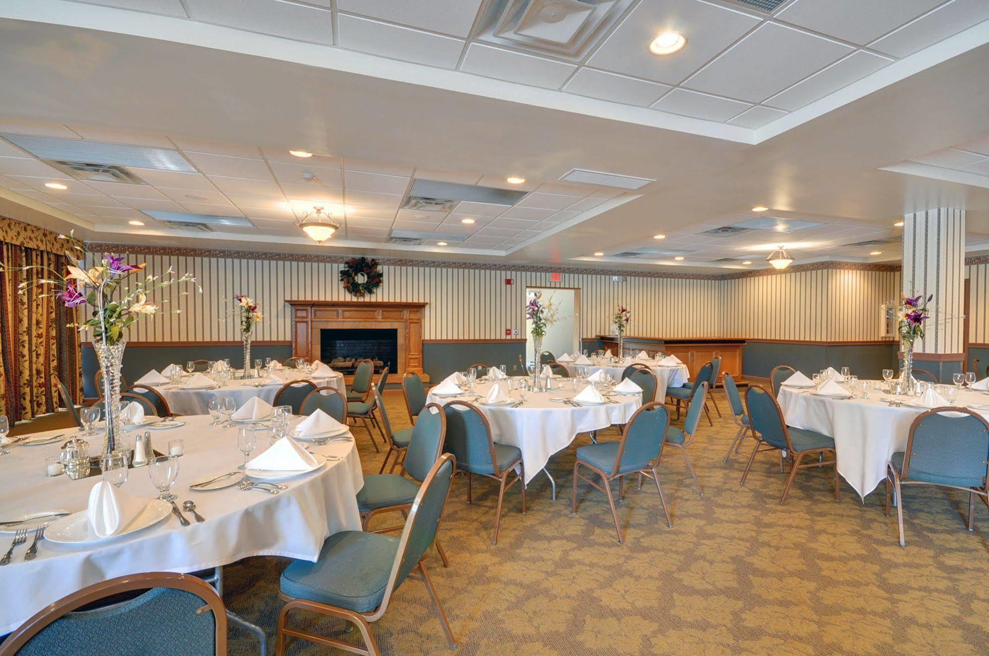 Red Roof Inn & Suites Dekalb Restaurant foto